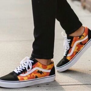 Vans OLD SKOOL POP CAMO ORANGE and Black Shoe Size Label Close-Up UNISEX